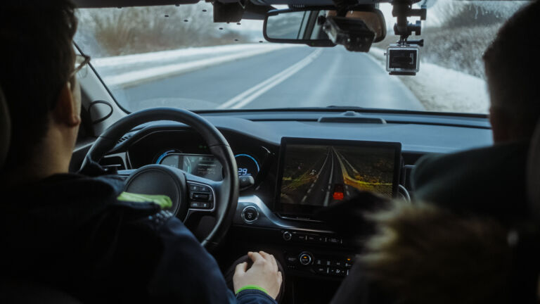 Wnętrze samochodu osobowego jadącego po jezdni